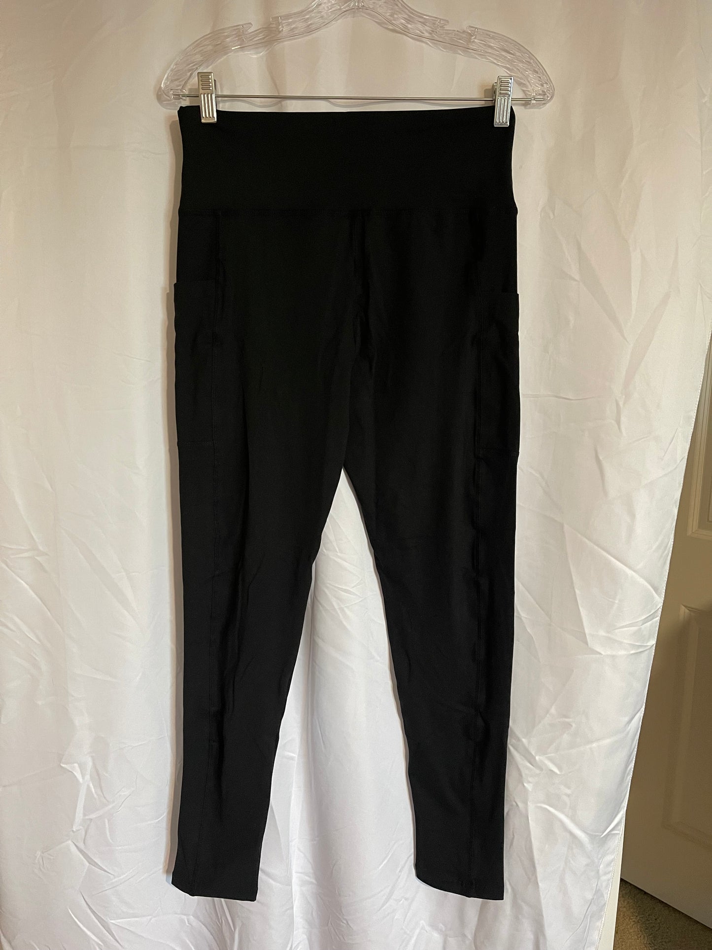 L-XL NWOT Black Leggings with pockets/Butt Lifting (Halara Dupe)